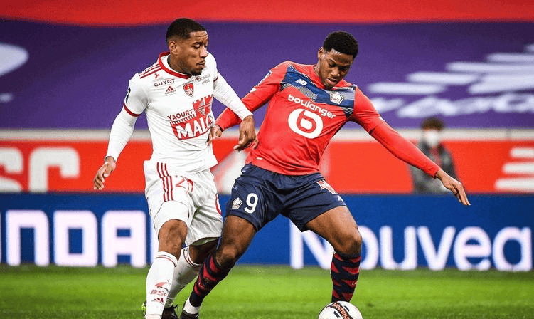 防线球员在 防线球员在